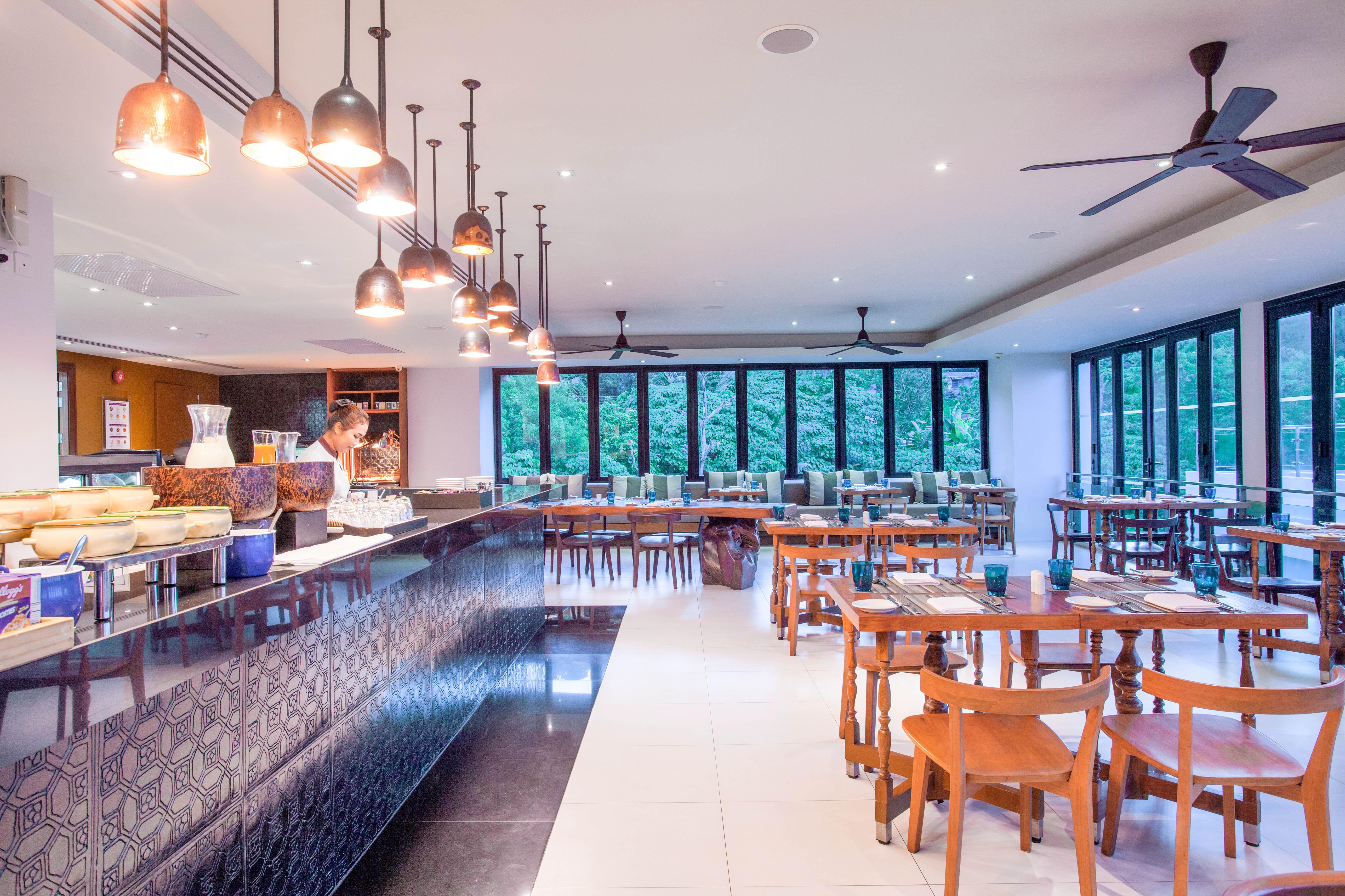 Zenmaya Oceanfront Phuket, Trademark Collection By Wyndham Patong Exteriér fotografie The restaurant at the hotel